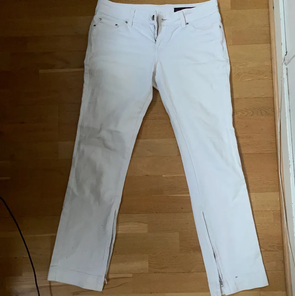 Vita lågmidjade jeans med dragkedje-detalj. Fläckfria, aldrig använt, mycket fint skick. . Jeans & Byxor.