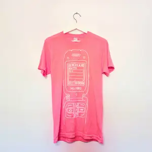 Ännu ett helt unikt plagg, den här gången från Indie designern MILKBBI. Nypris ca 600 kr Coolt tryck med t9 mobiltelefon. Hög kvalla på tshirten, mjuk och följsam bommul, perfekt för sommaren! small för regular / loose fit. 