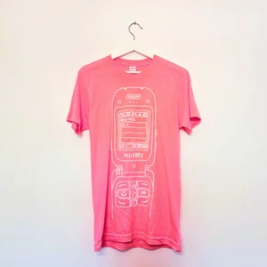Neon rosa tee med tryck S-M  - Ännu ett helt unikt plagg, den här gången från Indie designern MILKBBI. Nypris ca 600 kr Coolt tryck med t9 mobiltelefon. Hög kvalla på tshirten, mjuk och följsam bommul, perfekt för sommaren! small för regular / loose fit. 