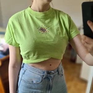 Grön crop top 90-tal - Unik top från nittiotalet med asymmetrisk hem och gulligt blom tryck på bröstet. Från retro märket Mexx. Ursprungligen för barn men passar bra som croptop. 