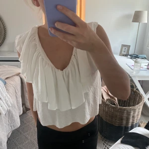 Zara linne - Vitt Zara linne med volang framtill i storlek S.