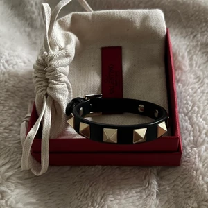 Valentino armband - Köpt på valentinos hemsida för ca 2000kr. Endast använt ca 3 gånger, därav inga defekter över huvud taget. Superbra skick! 