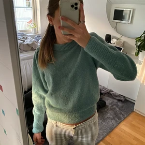 Stickad tröja  - Säljer denna turkosa stickade tröja från Visual Clothing Project. Nästan aldrig använd och är därför i bra skick, köpt för 600 kr. 