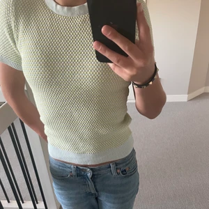 Zara t shirt - Säljer min nästintill oanvända t- shirt från zara pga att den inte kommer till användning.🌟 Finns inte att köpa längre. Storlek S men skulle säga att den passar xs- m eftersom att materialet är töjbart! Startar budgivning vid många bud!💕