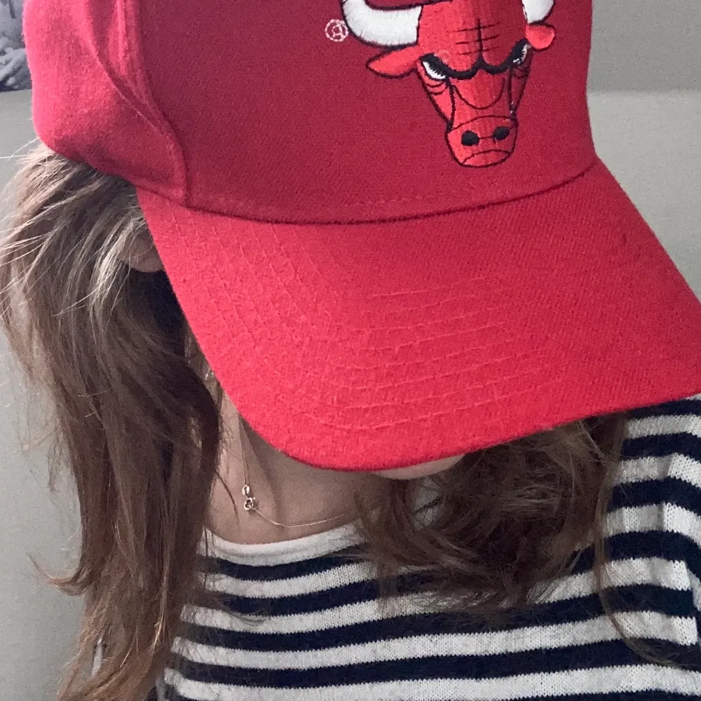 Snygg oandvänd chicago bulls keps, perfekt till sommaren 💞 köpare står för frakten:). Accessoarer.