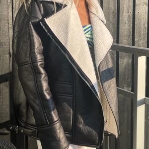 Skinjacka med päls - Nyköpt jacka som inte var min stil men som tyvärr inte gick att retunera! Helt ny bara testad! Hör gärna av er😊 nypris 700kr