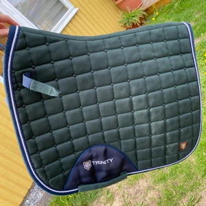 Trinty- Schabrak - Säljer mitt dressyr trinity schabrak! Bra skick. Andvänd endast 2 gånger! På bild ett var det nytvättad☺️Köpt för 500kr säljer för 350kr💕