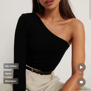 NA-KD, beige tröja med en arm, strl; S - Aldrig använd, prislappen sitter kvar. Ordinarie pris; 229kr.  OBS! Tröjan är i beige, första bilden är bara för att visa modellen på tröjan.