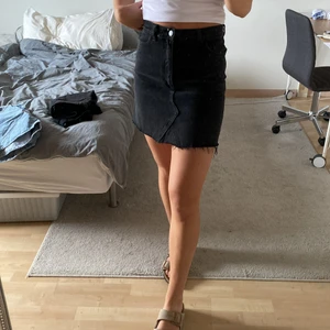 Svart jeans kjol - 170 cm, 68 kg