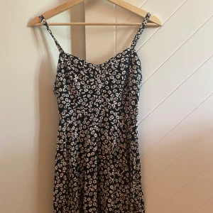 Blommig svart klänning - Fin svart blommig klänning från Forever 21