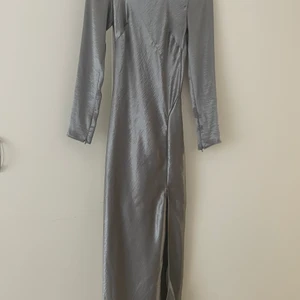 Klänning HM - Helt ny klänning från hm silke strl xs 