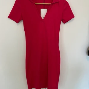 zara klänning - superfin neonrosa klänning från zara som är oanvänd. färger kommer inte riktigt fram i bilderna, den är mer neonrosa, se sista bilden. 200kr inklusive frakt