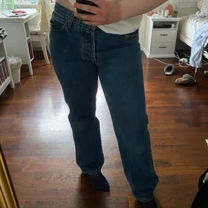 Levis 501 jeans - Ett par Levis 501 jeans köpta second hand. Dom har knappar och är mörka i färgen 🦋