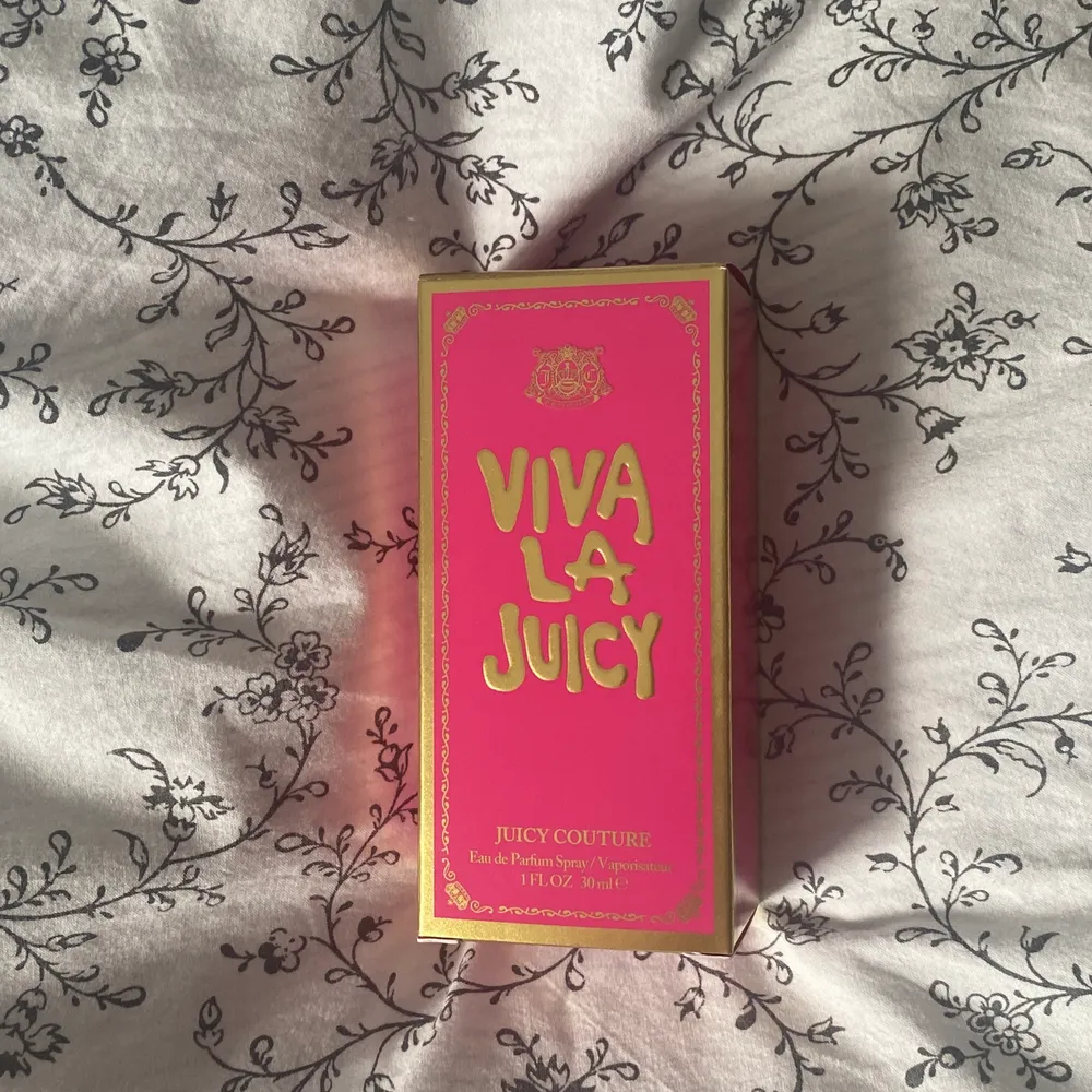 jag säljer min nya viva la juicy parfym då det inte gick att returnera. den är bara testad. köpt för 400kr. kom med förslag på pris. . Övrigt.