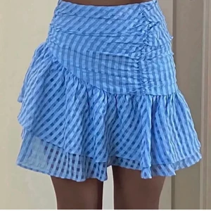 Volang kjol  - Jättefin kjol från Hm, köpt här på Plick men tyvärr för stor för mig, kan även gärna byta mot strl 36 🌸