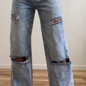 Jeans med revor från Bershka. Storlek 32. Passar dig dom är 150-155 cm.