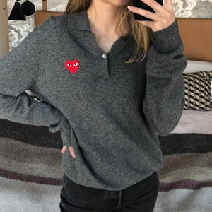 Comme des garcons tröja  - Superfin stickad comme des garcons tröja. Använd fåtal gånger. Nypris är över 2000kr