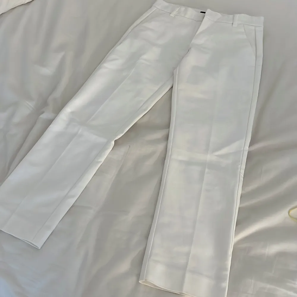 Vita kostymbyxor från bershka i storlek xs❤️. Jeans & Byxor.