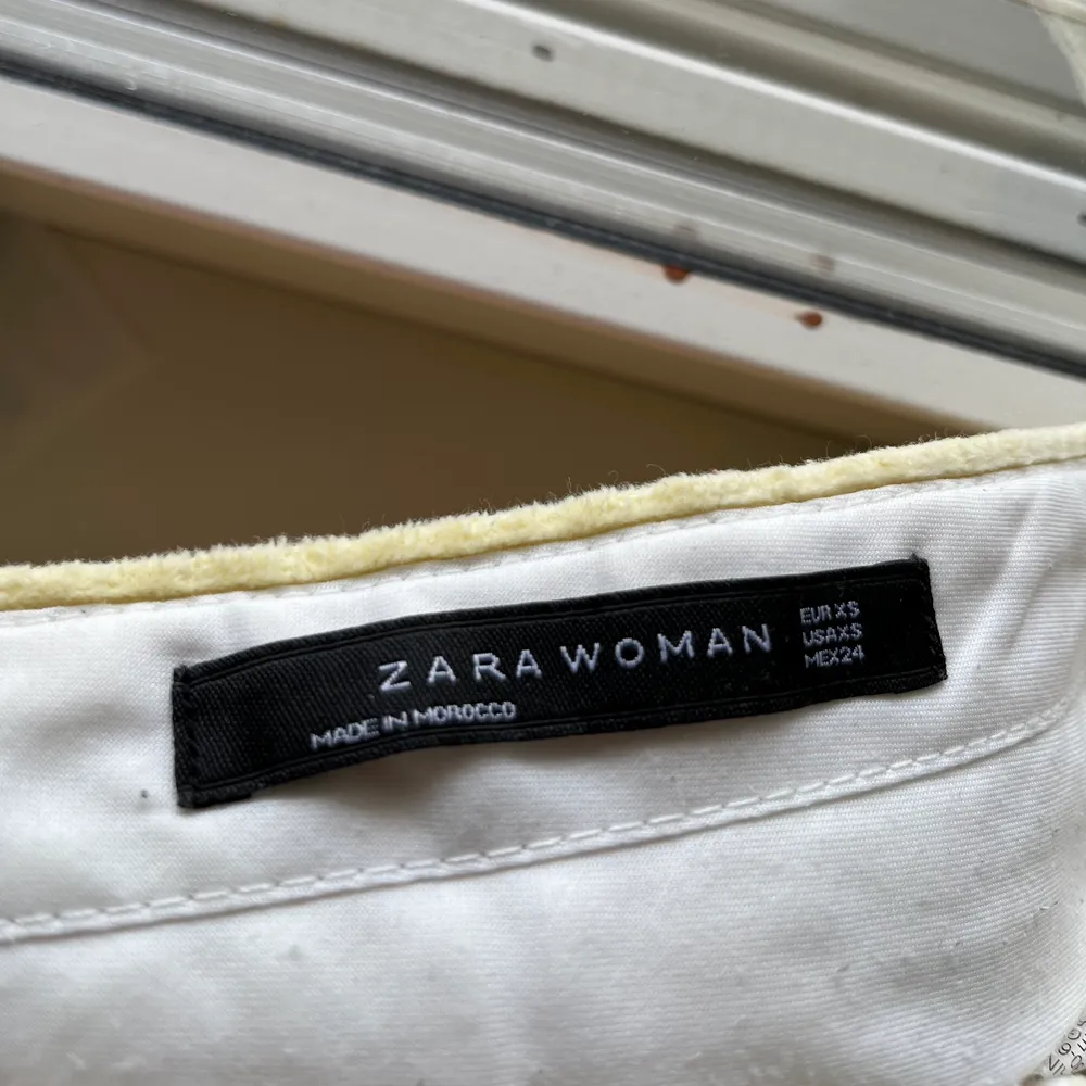 Croppade gula manchesterbyxor från Zara i strl XS. Passar dock mig som brukar ha S i byxor! Jag är 160cm.. Jeans & Byxor.
