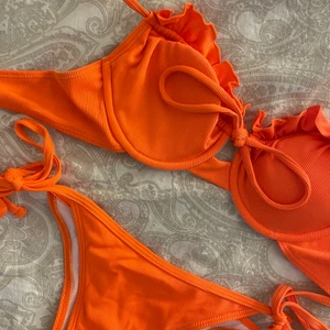 Neon orange bikini🍑🧡🦁🥕🎃🩳 - Passa på o köp en ny snygg bikini till sommaren! Helt ny oanvänd bikini som satt perfekt ibak men var för stor för mina minimala boobies, tvär snygg o satt annars väldigt fint på