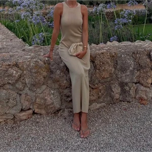 Klänning  - Säljer denna klänning i VIT från Josefine hj kollektion med nakd! Storlek 34 