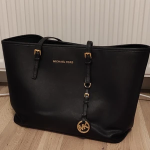 500 - Säljer min MK väska inköpt för många många år sedan på NK. Varsamt använd men lite sliten på banden (se sista bilden)