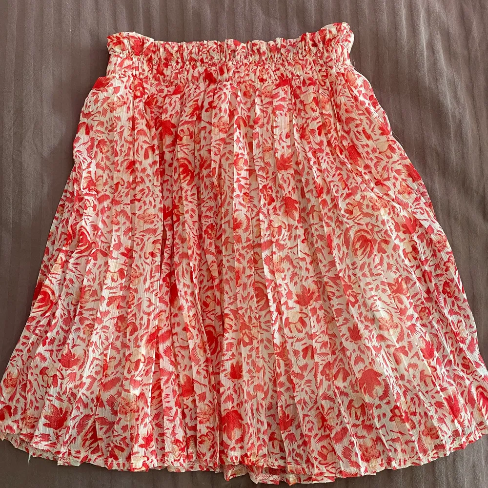 En vit och rosa lite glittrig volang kjol. Super fin nu till sommaren 🌟 Frakten ingår inte. Kjolar.