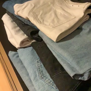 Weekday jeans space  - Flera olika jeans ifrån weekday. Alla är space modellen. Alla jeans är runt strl 32 någonstans. Skriv vilken färg så kan jag skriva vilka storlekar som finns och även fixa mer bilder. 150 kr st. Alla är i bra skick utan några skador eller fläckar. 