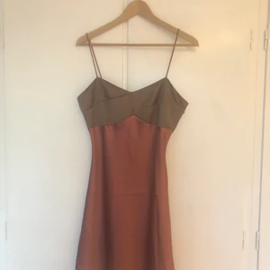 Siden klänning från NA-KD - Ganska lång klänning som inte använts