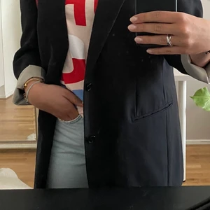 Sandro Paris tishirt - Säljer denna fin fina tishirten från Sandro Paris i storlek M/L. Tyvärr har den inte användts så mycket som den förtjänar så hoppas den kommer till andning hos någon av er❤️❤️ Lite oversized så passar väldigt bra till en kjol eller jeans! 