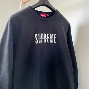 Supreme established 1994 world famous sweatshirt - Väldigt bra skick, använd endast ett fåtal gånger.  Köpt från Plugmeplease