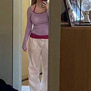 tröja - säljer denna assnygga tröja som jag tyvärr inte använt då det inte rikgit är min stil. ser ut som ett linne som man har under men det är egentligen som insytt i tröjan (lila och rosa del sitter alltså ihop). tveka inte på att höra av dig vid vidare frågor eller fler bilder. köpare står för frakt🫶💘