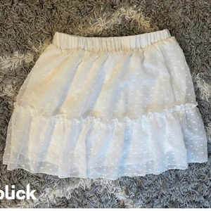 Vit prickig kjol - Säljer denna asgulliga kjol! Använd en gång och i bra skick! Säljer då den inte riktigt är min stil❤️