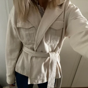 And other stories jeansjacka!  - Hej! Nu har jag tänkt att sälja min jeansjacka från and other stories! Jag köpte denna för ett år sedan och har tyvärr inte blivit så använd! I ett väldigt bra skick och är i en ljusbeige färg! Köpte denna för 890 och säljer nu för 400!💗