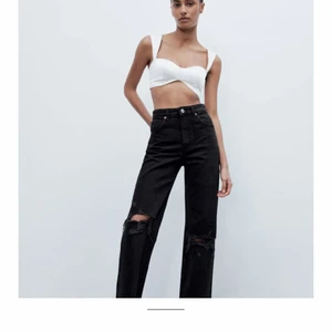 Zara jeans strl 32 - Skit snygga jeans ifrån zara säljer pga av att de är för långa för mig💕! Hör av dig vid intresse och fler bilder🥰 Priset kan diskuteras!