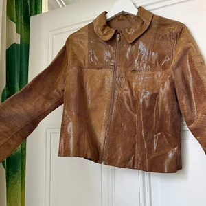 Lackad jacka - Underbar jacka köpt på humana och endast använd typ en gång dess✨