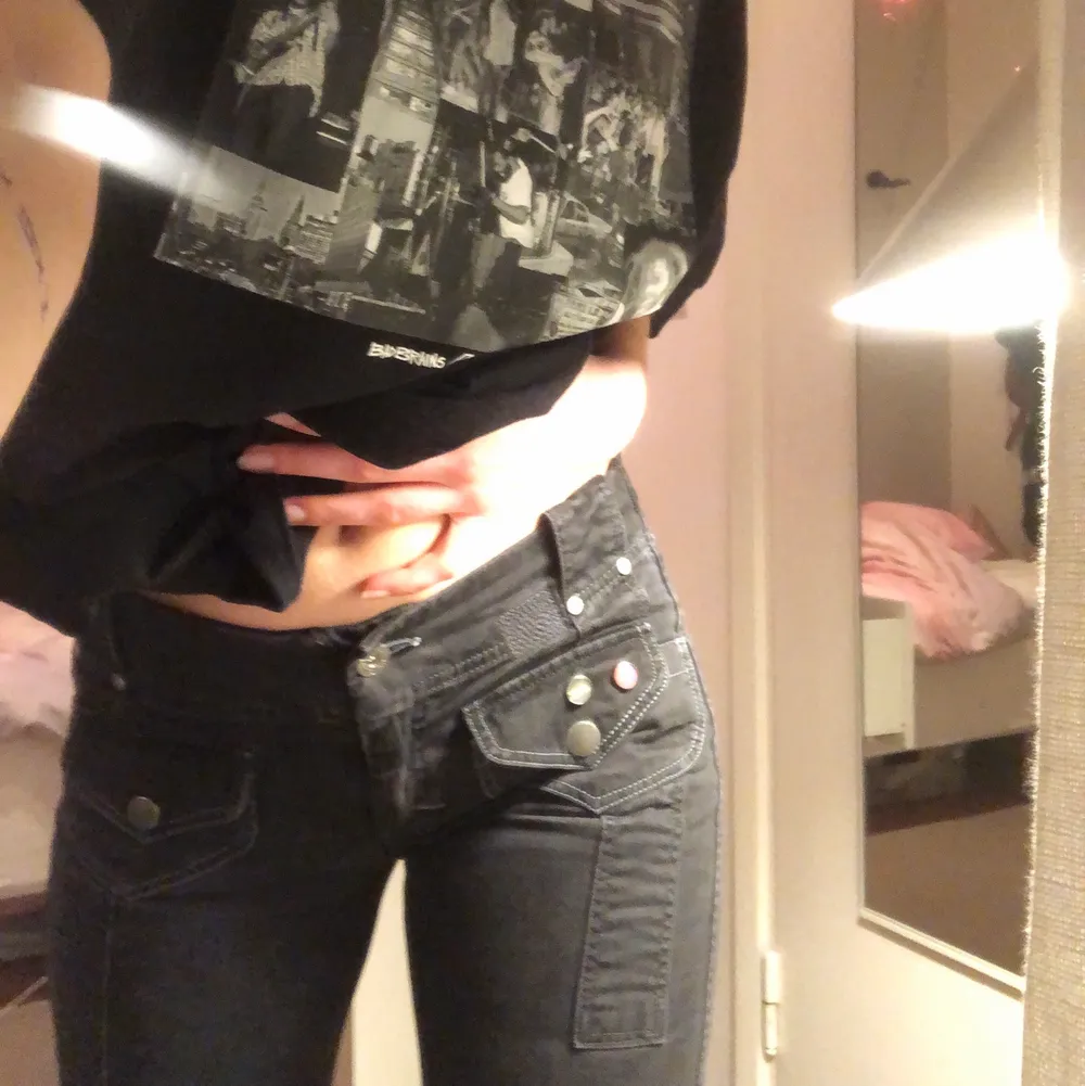 Snygga bootcut jeans med detaljer från diesel i storlek 26, väldigt bra skick, kan skicka tydligare mått och skriv vid frågor💖. Jeans & Byxor.