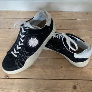 Etys - Etys sneakers i mocka strl 41! Inte otroligt slitna men använda. Nypris 1800. Köparen står för frakt. Hör av dig vid fler frågor!