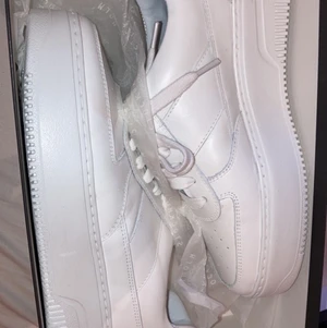 Sneakers storlek 36 - Fina nya vita sneakers i storlek 36 säljs pga fel storlek. Helt oanvända och kvitto finns. Dem är impregnerade. Om du är intresserad och vill ha fler bilder så kan du skriva till mig. Ord pris är 1799kr men säljer dem för 800kr.