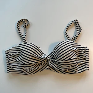 Randig bikniöverdel - Bikiniöverdelen är vit och marinblå. Använd ett fåtal gånger, så är i väldigt bra skick💫Finns ingen underdel.