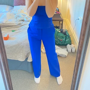 Set från Zara - Blått co-ord set från Zara som ej kommer till användning pga felköpt storlek. Toppen är i S och byxorna i M. Köpt tillsammans för 1000kr, säljer för halva priset + frakt 66kr 💕 kan även mötas upp om i närheten