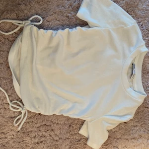 Zara tshirt - Storlek S, stretchig dock. Använd en gång, inga skador osv. Köparen står för frakt, börjar priset på 60kr, köp direkt för 90kr+frakt💗