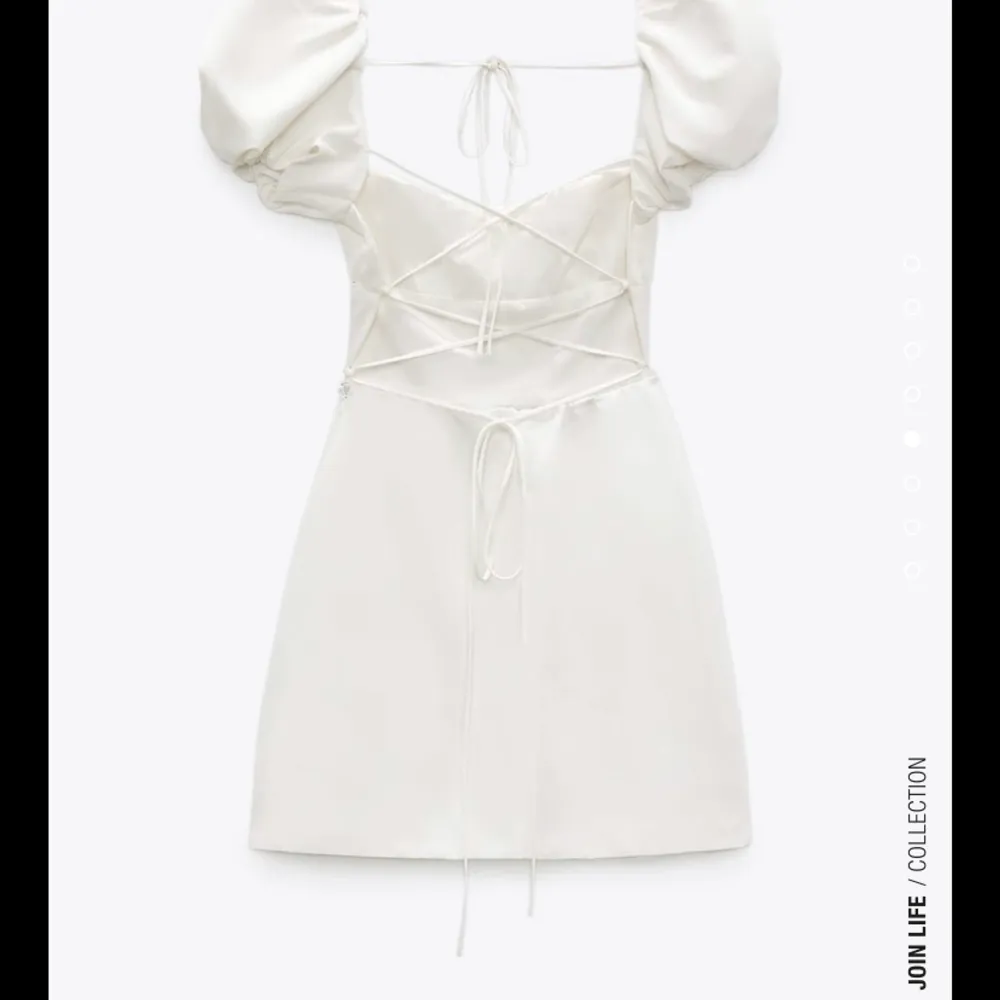 Zara klänning i vit. Passar perfekt som studentklänning, super fin men tyvärr för liten för mig i bysten!!. Klänningar.