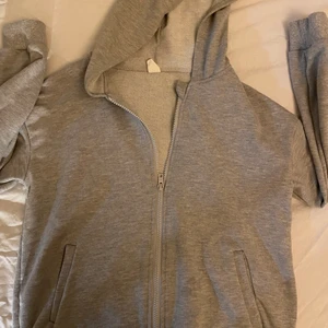 Grå kofta / hoddie - Jättefin men den är lite för liten i armarna. Köpare står för frakt.