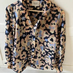 Blus second Female  - Blus från second Female, storlek M. Köpt på style and living i Helsingborg sommaren 2021. 