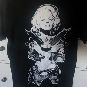 skitball t-shirt - en asfin tröja på marilyn monroe som håller i två pistoler, verkligen supercoolt tryck, storlek large men skulle själv säga medium. 