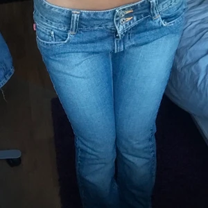 Lågmidjade jeans  - Lägger upp dessa jeansen igen! Supersnygga lågmidjade jeans i bootcut. Rätt små i storleken skulle säga W24-25 och passar någon mellan 160-165. Budgivning i DM ifall fler är intresserade!😇
