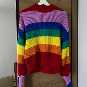 Regnbågsfärgad tröja - Stickad tröja i regnbågens färgen. Snygg fit med med lite ballongärmar. 