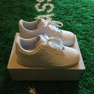 Nike air force 1 low triple white - Size US 9 = EU 42,5 Condition brand new All original 1400 sek / 140 € Buyer pays the shipping cost Please send a message before buying For more information please go visit @xhibitshop on instagram