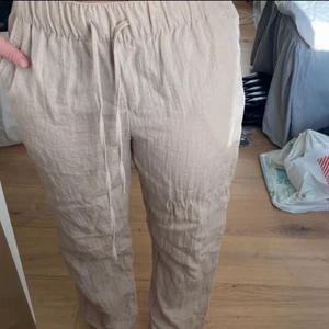 Linnebyxor  - Köpta här på Plick men säljer för att de inte passade mig, pösig och kort i storleken. En mycket liten svart fläck på ena låret. I övrigt i gott skick. Hör av er om ni har frågor!